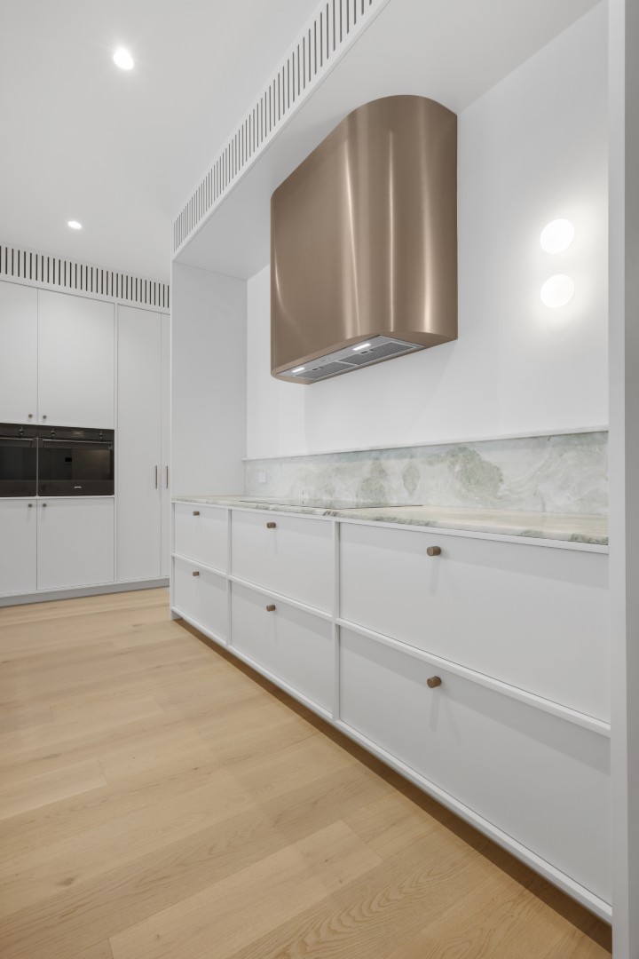 CentrepieceCabinetryStunningBronzeCopperHardwareWithJadeMarbleBenchtopsandCleanWhiteLines5 Centrepiece Cabinetry