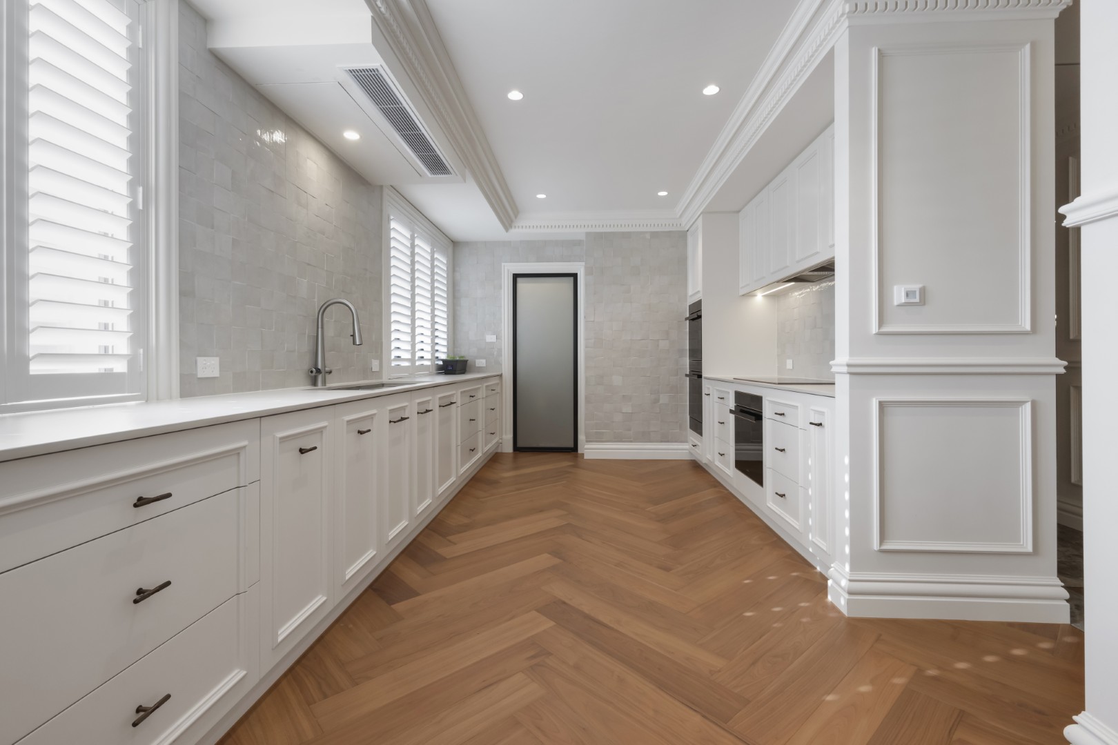 CompleteStyleJoineryStylishKitchenwithMarbleAccentsBarFancyDoors&HighContrastDesign6 Complete_Style_Joinery Kitchen