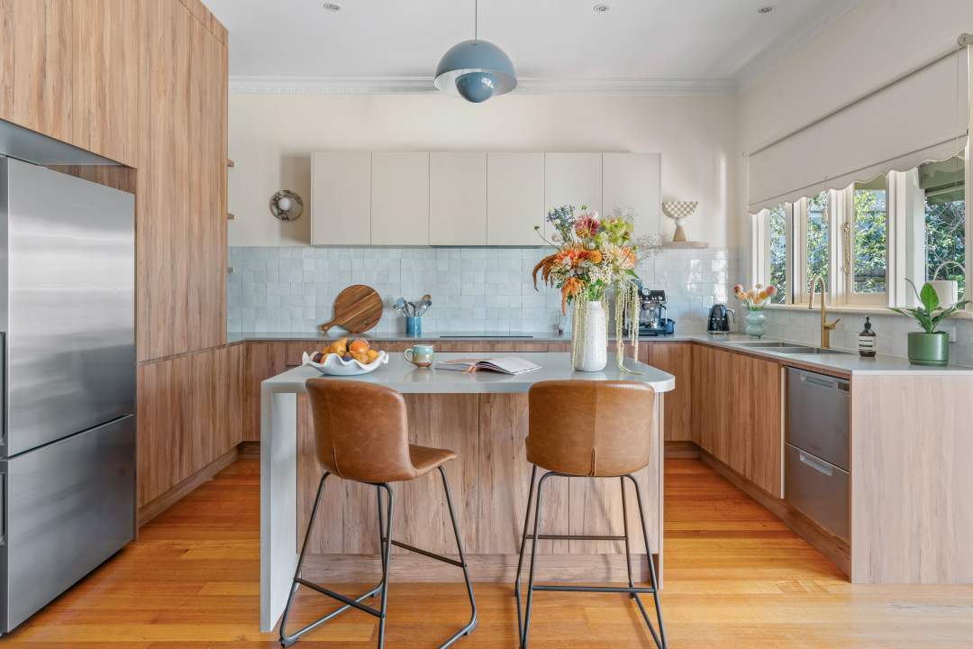 Smith&SmithBlueDesignKitchenwithStunningColoursNaturalTimber&BeautifulDecor1 Smith & Smith Kitchens_FrontOn