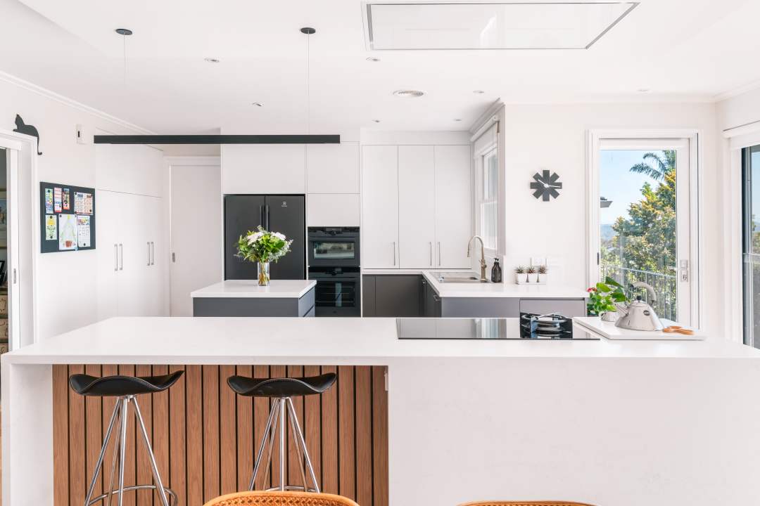 Smith&SmithKitchensWhiteBlackSilverKitchenWithMutedFixtures1 Smith & Smith Kitchens_FrontOn