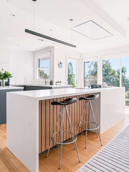 Smith&SmithKitchensWhiteBlackSilverKitchenWithMutedFixtures2 Smith&SmithKitchens