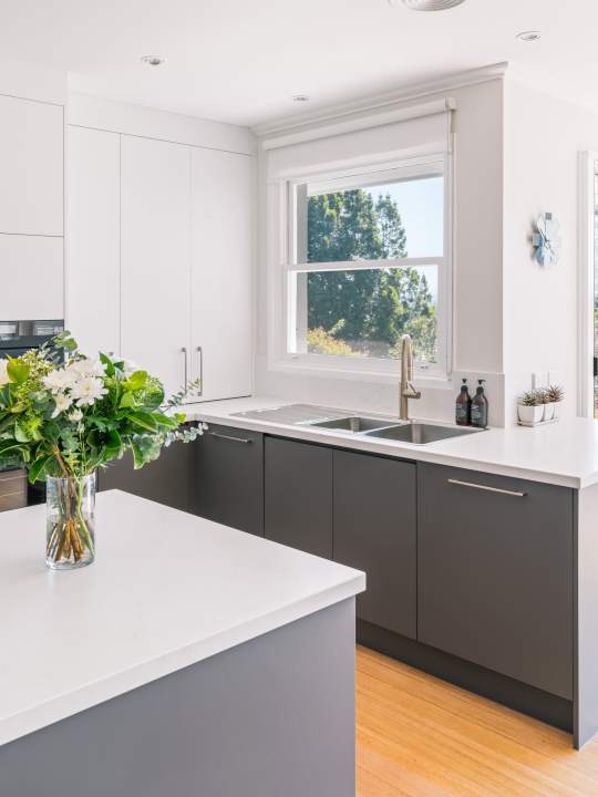 Smith&SmithKitchensWhiteBlackSilverKitchenWithMutedFixtures3 Smith&Smith_Cabinetry