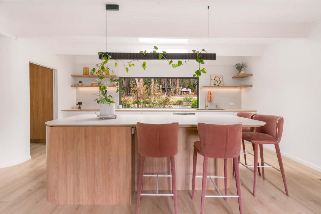 Smith&SmithRoseKitchenwithWarmTimberGoldTapFittingsStunningShelvesandaGorgeousPlant4 Smith & Smith Kitchens_FrontOn