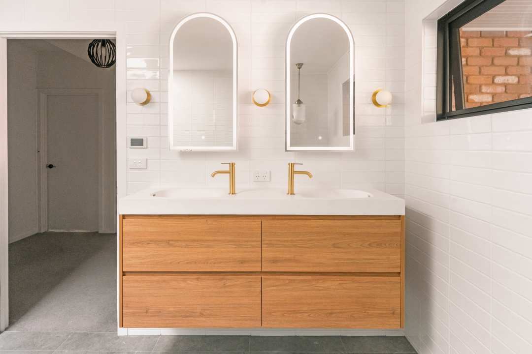 Smith&SmithRoseKitchenwithWarmTimberGoldTapFittingsStunningShelvesandaGorgeousPlant5 Smith&Smith_Cabinetry